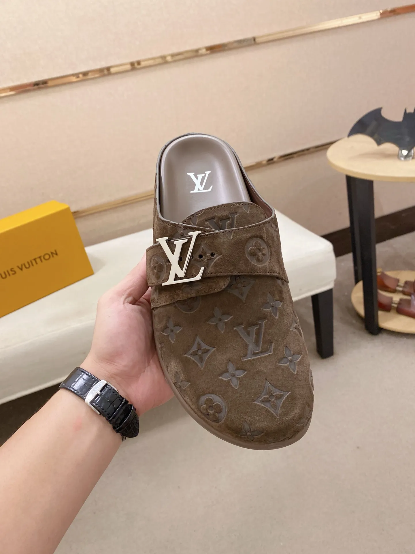 Men's shoes💰: 220💰38-45, LV Easy 2025 new men's casual sandals and slippers, made of suede cow leather, with Monogram pattern to highlight the trendy style. Adjustable straps illuminated with LV letters, while a resilient insole and micro outsole provide lightweight comfort. Made of suede cow leather with embossed Monogram pattern and brand element metal hardware✅Adjustable straps➕Tough insole‼ ️Micro outsole. Comfortable and easy to wear‼ ️